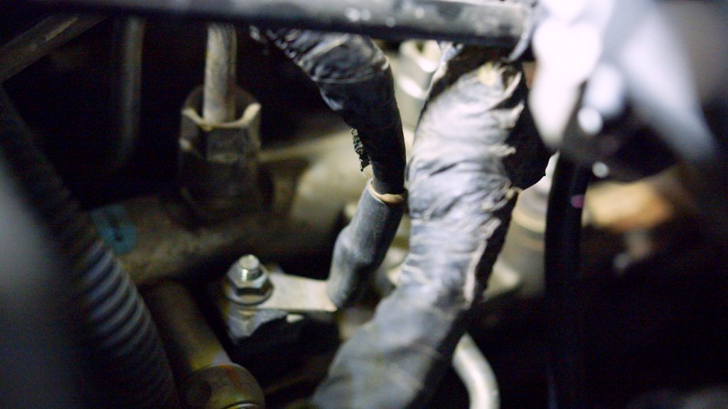 The +12V post is located next to the fuel rail.