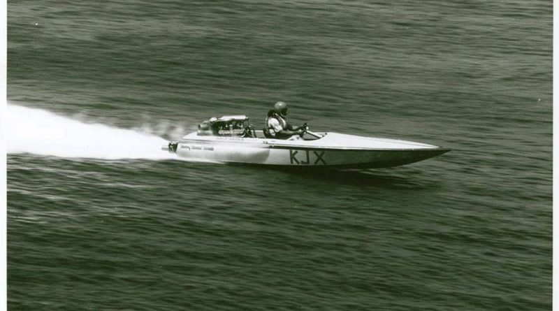 The Hurry Round Hondo boat mid race.