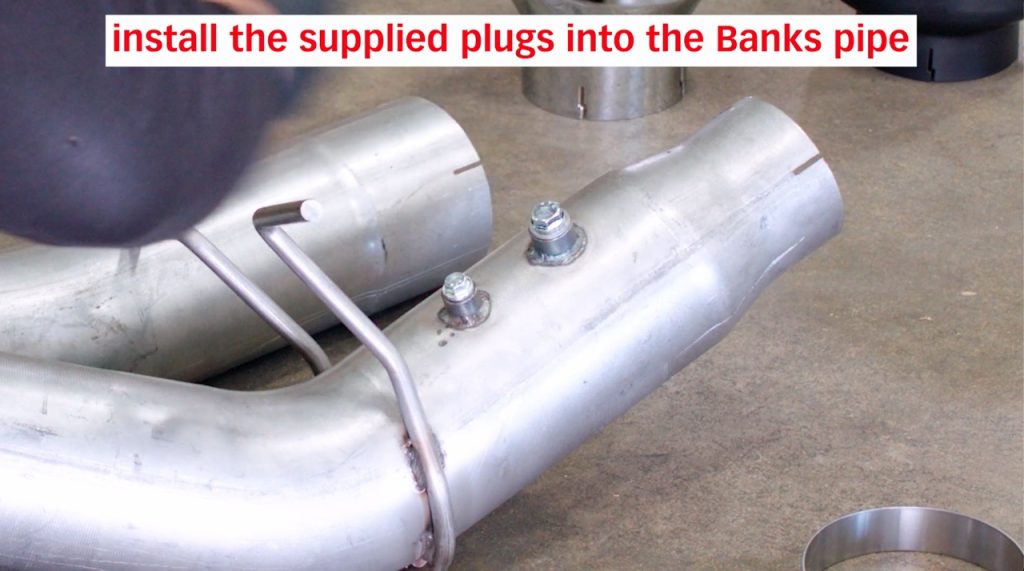 When installing on a long bed, use the supplied plugs in the Monster Exhaust.