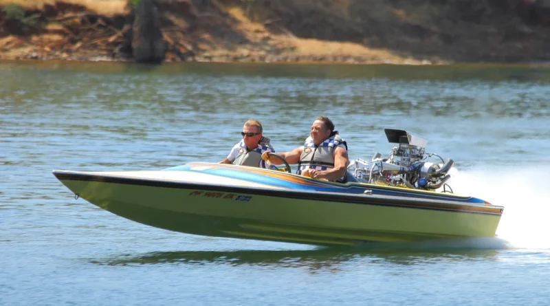 Paul Cordell's vintage race boat powered by a twin-turbo Banks Marine engine speeding on water