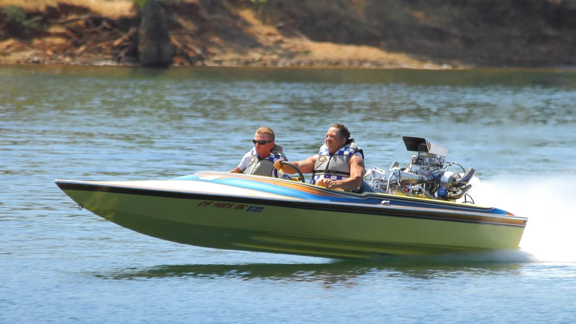 Paul Cordell's vintage race boat powered by a twin-turbo Banks Marine engine speeding on water